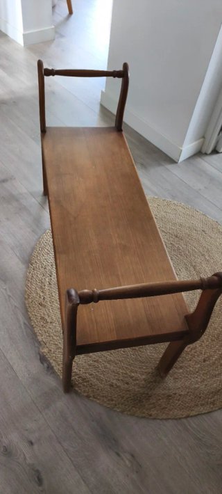 Banco de madera con brazos