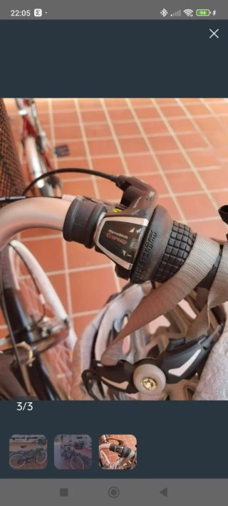 Bicicleta de ciudad negra con cesta