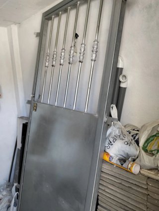 Puerta metálica para patio o terraza