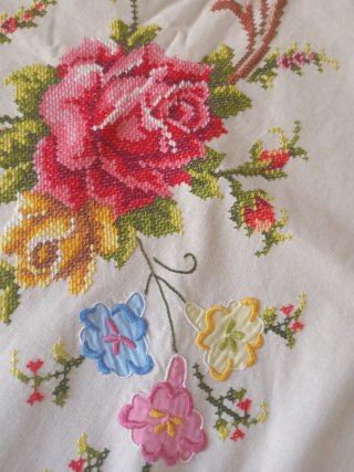 Mantelería bordada a mano con rosas de pétalos