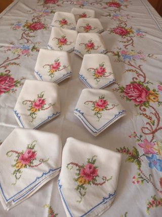 Mantelería bordada a mano con rosas de pétalos