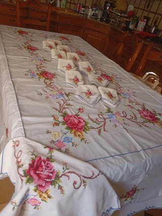Mantelería bordada a mano con rosas de pétalos