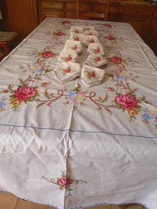Mantelería bordada a mano con rosas de pétalos