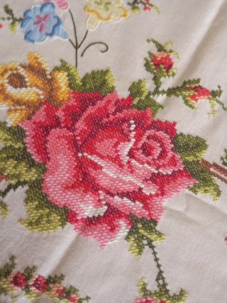 Mantelería bordada a mano con rosas de pétalos
