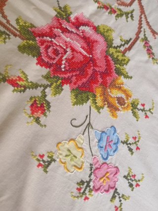 Mantelería bordada a mano con rosas de pétalos