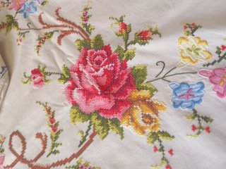 Mantelería bordada a mano con rosas de pétalos