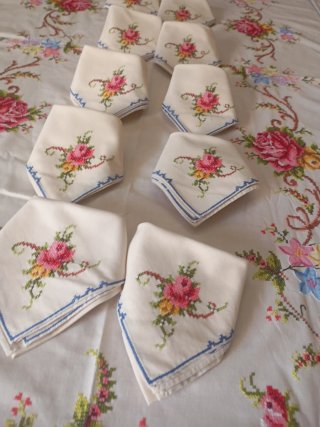 Mantelería bordada a mano con rosas de pétalos