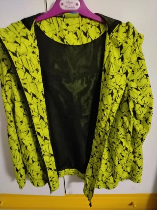 Conjunto chubasquero estampado