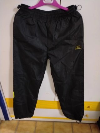 Conjunto chubasquero estampado