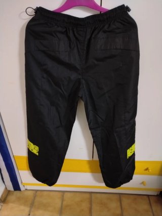 Conjunto chubasquero estampado