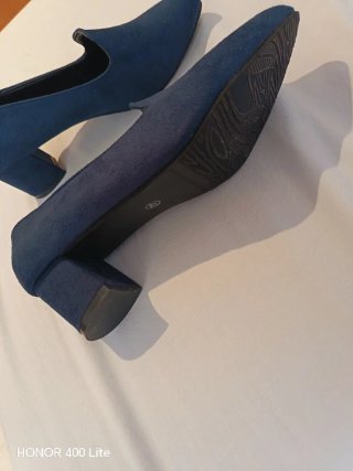 Zapatos de tacón azul.dice 42.pero es un 40.