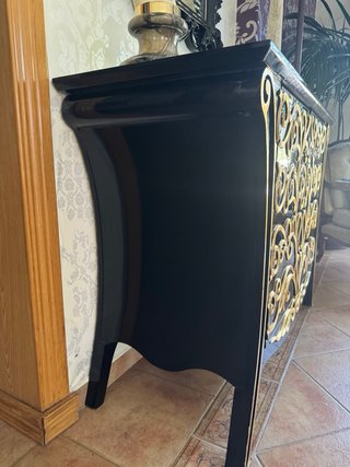 Mueble de colección madera negro y dorado