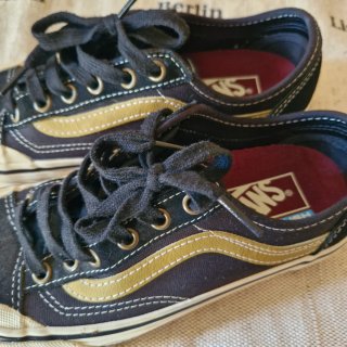 Zapatillas Vans Negras y Doradas