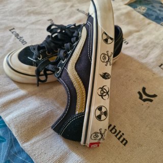 Zapatillas Vans Negras y Doradas