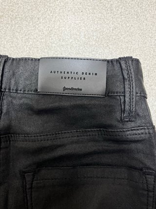 Pantalón cuero efecto brillo Stradivarius