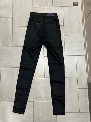 Pantalón cuero efecto brillo Stradivarius