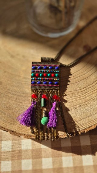 Collar étnico con flecos y abalorios