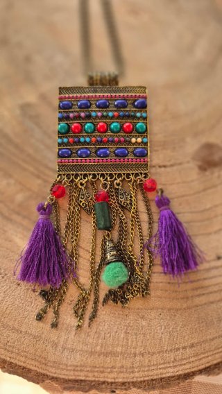 Collar étnico con flecos y abalorios