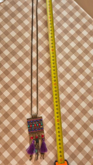 Collar étnico con flecos y abalorios