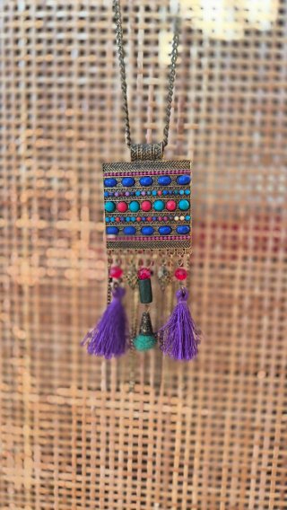 Collar étnico con flecos y abalorios