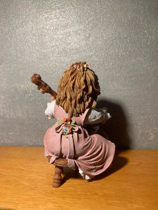 Muñeca Cuqui tocando violonchelo