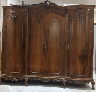 Armario antiguo de madera