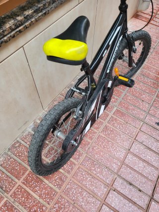 Bicicleta infantil 16 negra y amarilla