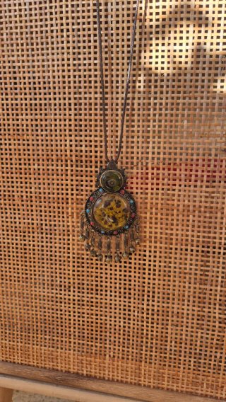 Collar artesanal con ámbar y detalles
