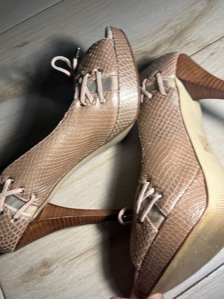 Tacones Guess Beige y Dorado