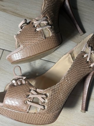 Tacones Guess Beige y Dorado