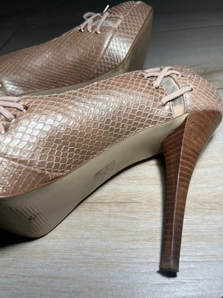 Tacones Guess Beige y Dorado
