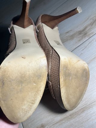 Tacones Guess Beige y Dorado