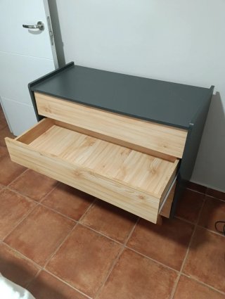 Cómoda de madera y gris