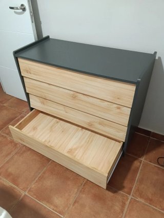 Cómoda de madera y gris