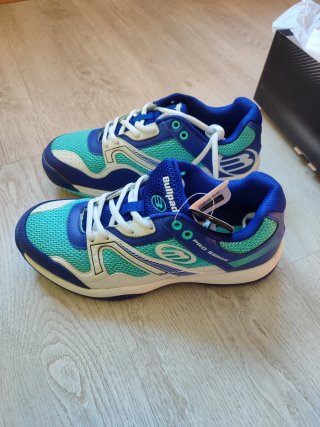 Zapatillas de pádel. Marca Bullpadel. Talla 41