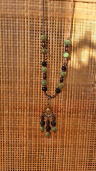 Collar de cuentas de cerámica y madera