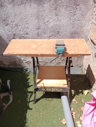 Banco de trabajo y gato