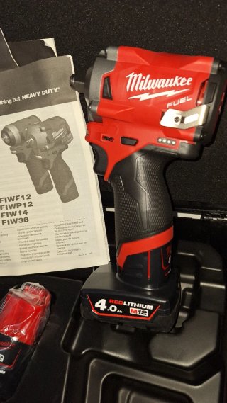 Llave de impacto Milwaukee M12 FIWF12 339 Nm 1/2