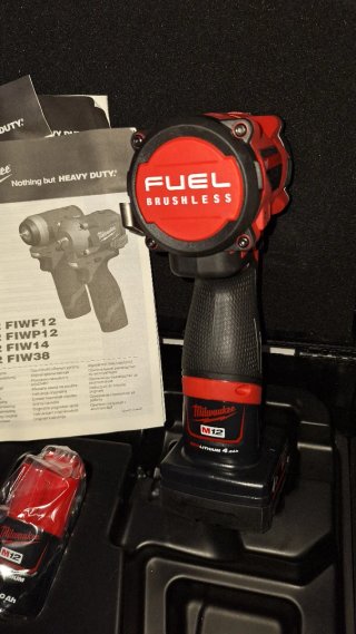 Llave de impacto Milwaukee M12 FIWF12 339 Nm 1/2