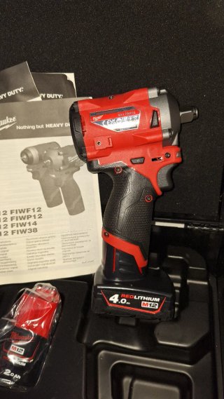 Llave de impacto Milwaukee M12 FIWF12 339 Nm 1/2