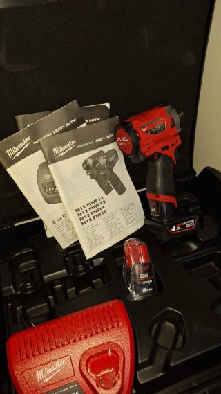 Llave de impacto Milwaukee M12 FIWF12 339 Nm 1/2