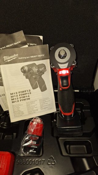 Llave de impacto Milwaukee M12 FIWF12 339 Nm 1/2