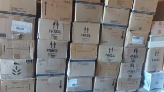 Cajas de ropa diferents marcas, niña, niño, mujer