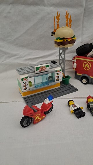 Lego City 60214 - Burger Bar e Camion Pompieri