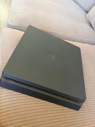 Consola PS4 con 2 mandos (negro y rojo)