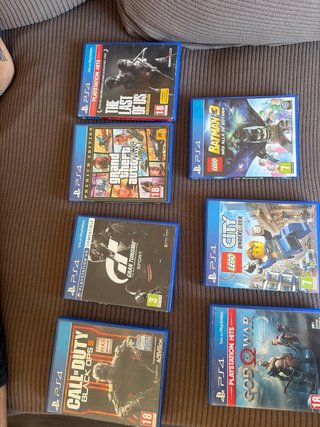 Consola PS4 con 2 mandos (negro y rojo)