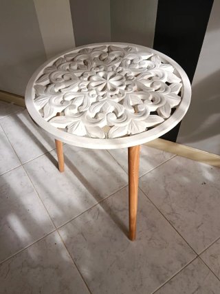 Mesita redonda de madera tallada