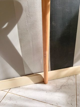 Mesita redonda de madera tallada