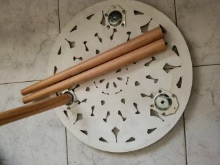 Mesita redonda de madera tallada