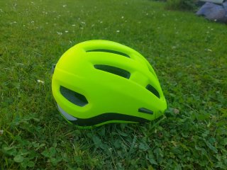 Casco B'Twin verde lima infantil.